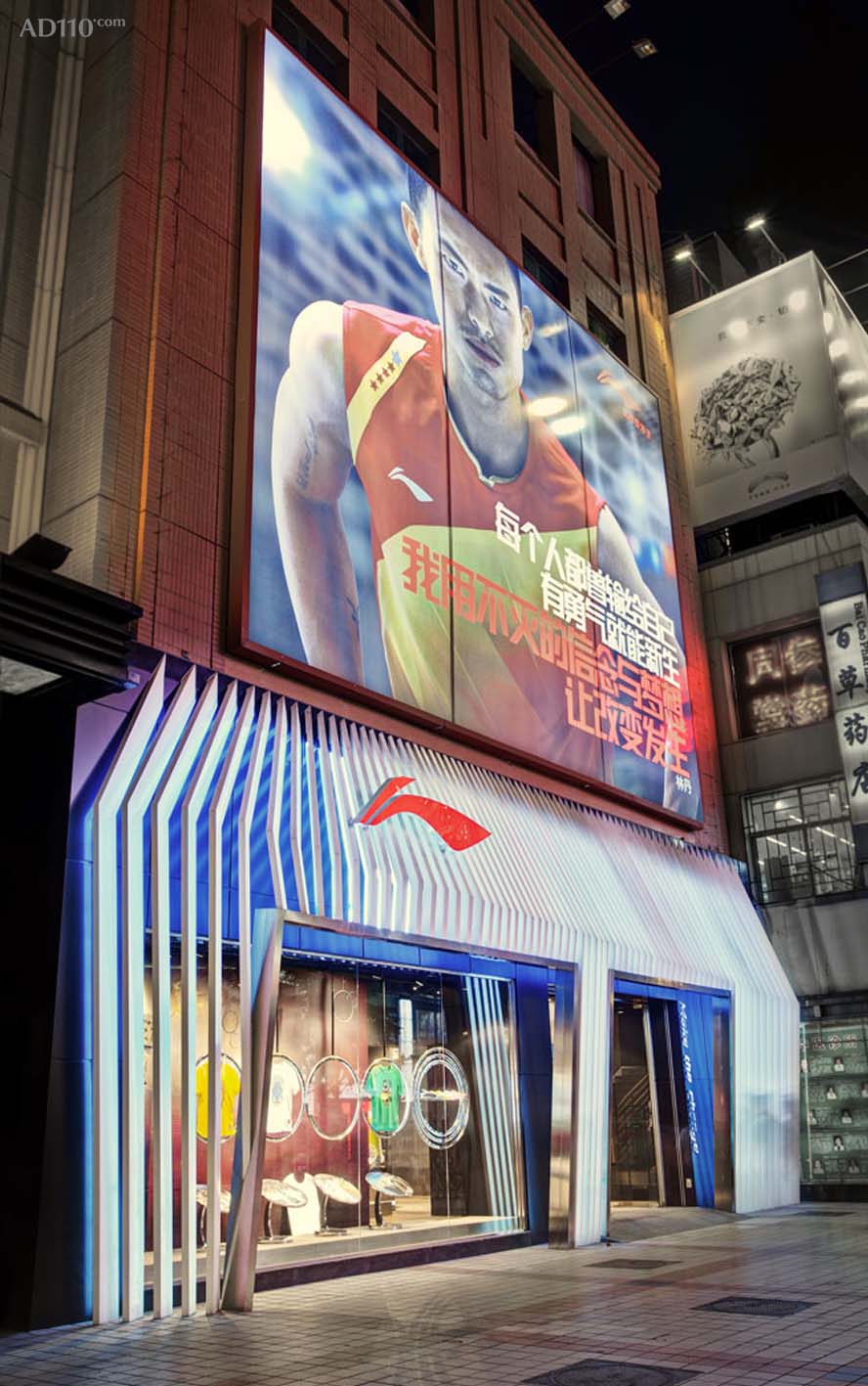 水泥的镶嵌地面配合图案营造出运动场馆,篮球场,跑道等场景,凸显李宁